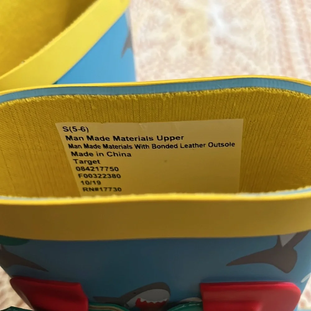 Kids  waterproof garden boots NWT by Sun Squad.  With fun shark patterns. - Picture 8 of 9